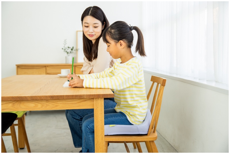 リビング学習や食事中もいい姿勢に。