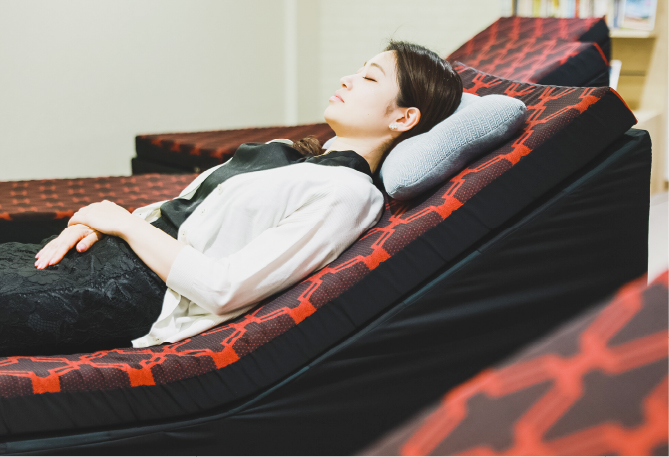 nishikawaのオフィスにある仮眠スペース「ちょっと寝ルーム」のベッドにも仮眠に最適な角度を採用しています。