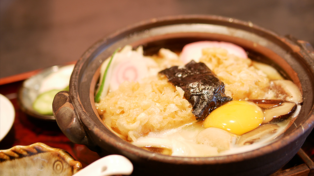 浅間大社への参拝するなら元祖!鍋焼きうどんの『村田屋』へ。季節にとらわれない「鍋焼きうどん」で心がホクホク！