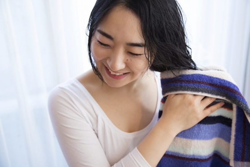 毎日の習慣から髪を美しく!美容家が実践するタオルドライ