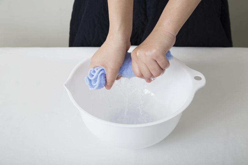 多くの水が滴り落ちる