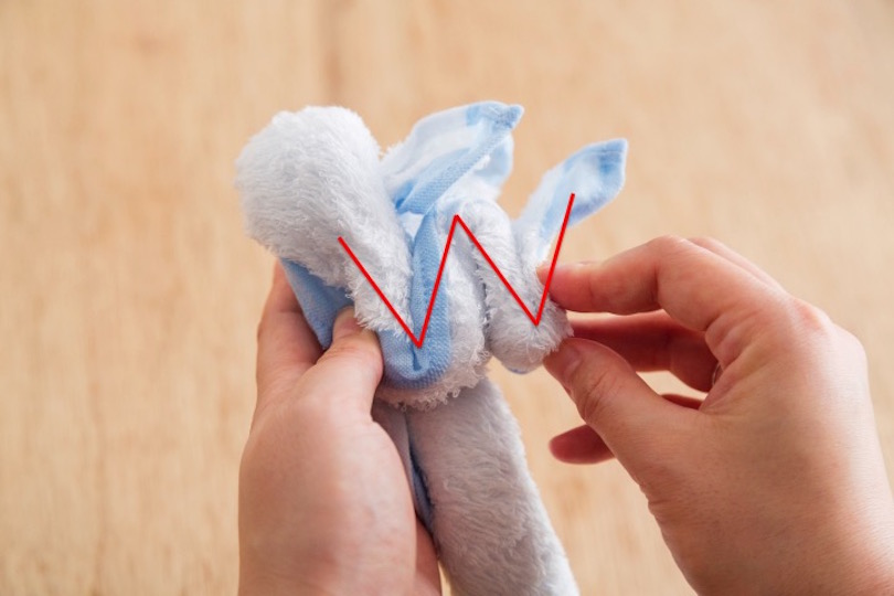 手前の棒が「W」の形になるように折る