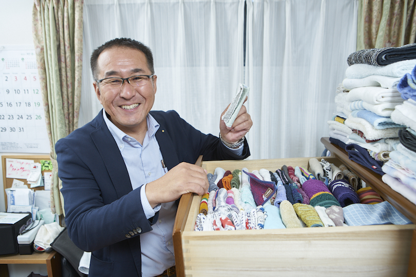 ほほえみながら、おもむろにタンスの引き出しに手をかけるミタムー