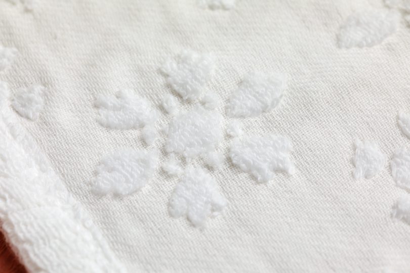 立体的な花柄がかわいい「くすのきガーゼ」