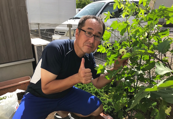 花と一緒に記念写真