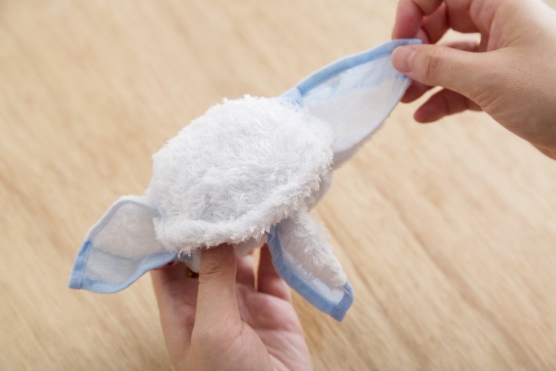 左右のタオルの端をピンとさせ、「耳」らしく整える