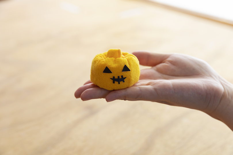 目、口のシールを付けたら、ハロウィンかぼちゃの完成