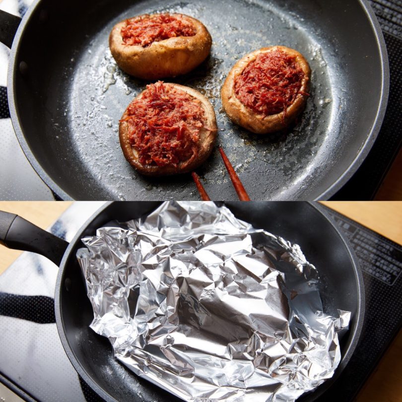 コンビーフの面を上にしたしいたけを入れて蒸し焼きに