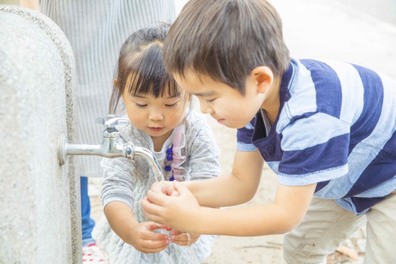 砂遊びをしていた長女と手を洗わせる
