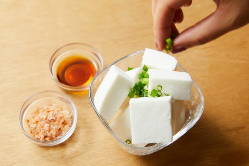 刻んだ小ねぎ（万能ねぎ）、かつお節、めんつゆをトッピング
