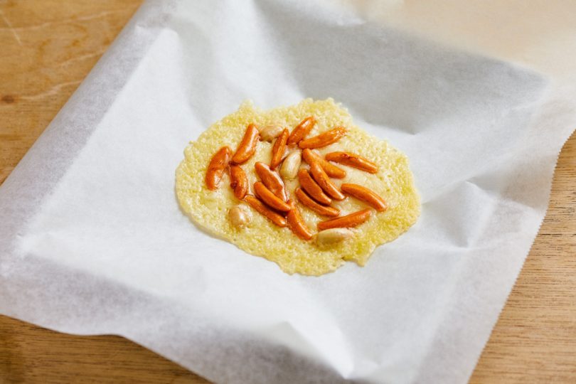 チーズに柿の種をのせたものを皿ごとレンジに入れる