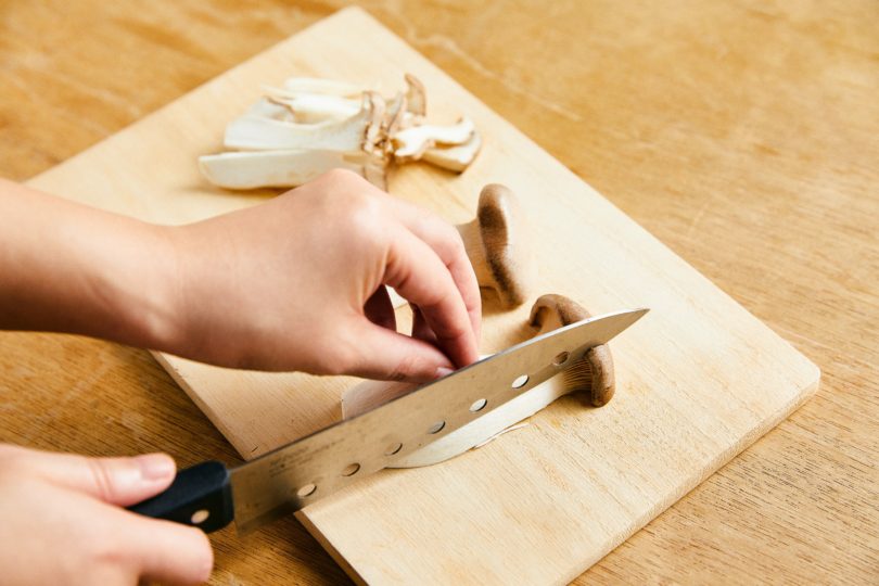 エリンギをタテに薄切りに