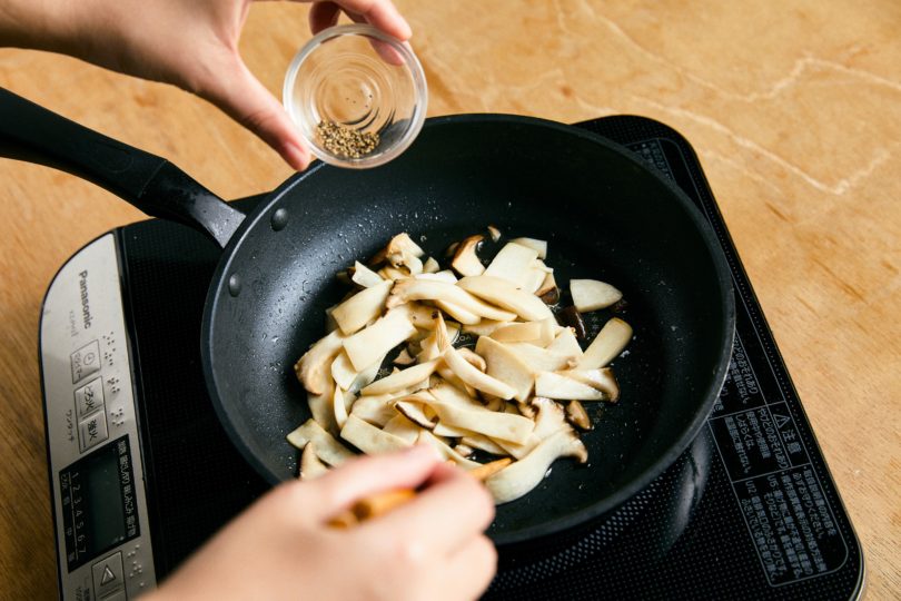 塩・味の素・黒こしょう・醤油をかけて炒める