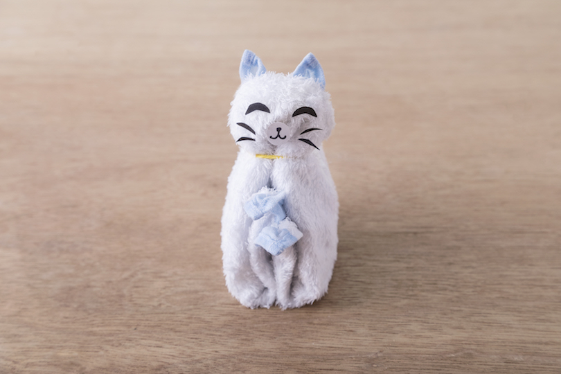 目と口をつければ、招き猫の完成