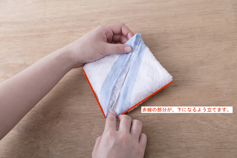全体を中央で谷折る