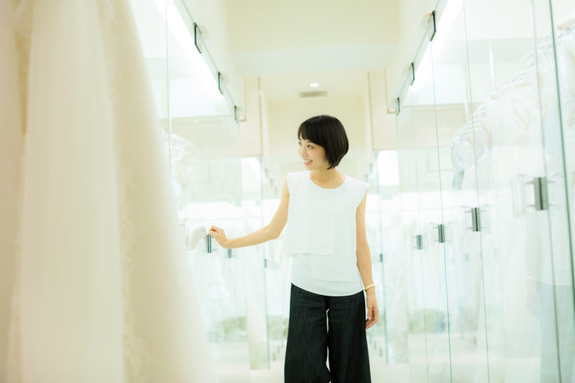 ウエディングドレスのプロデュースを手掛ける小脇さん