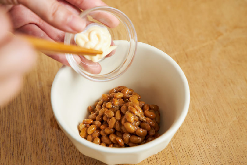 納豆に付属のタレとカラシ、用意したマヨネーズを混ぜる