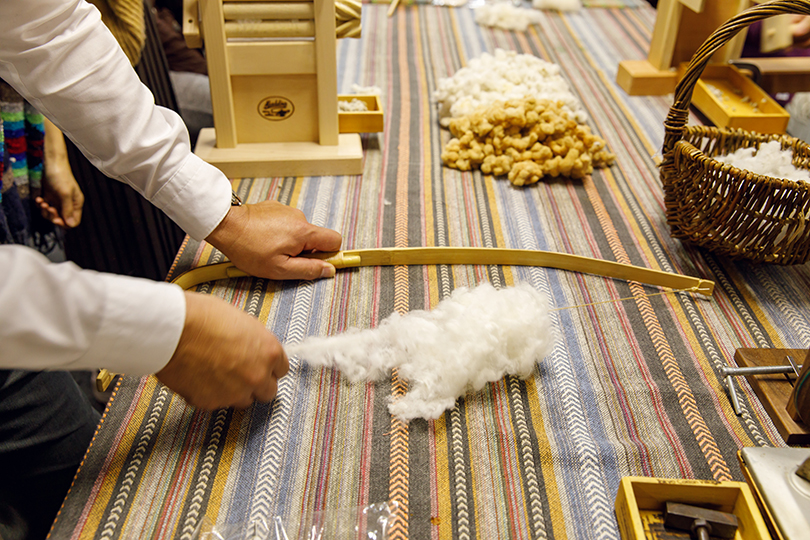 繊維の厚さを均質にする「弓うち」という作業