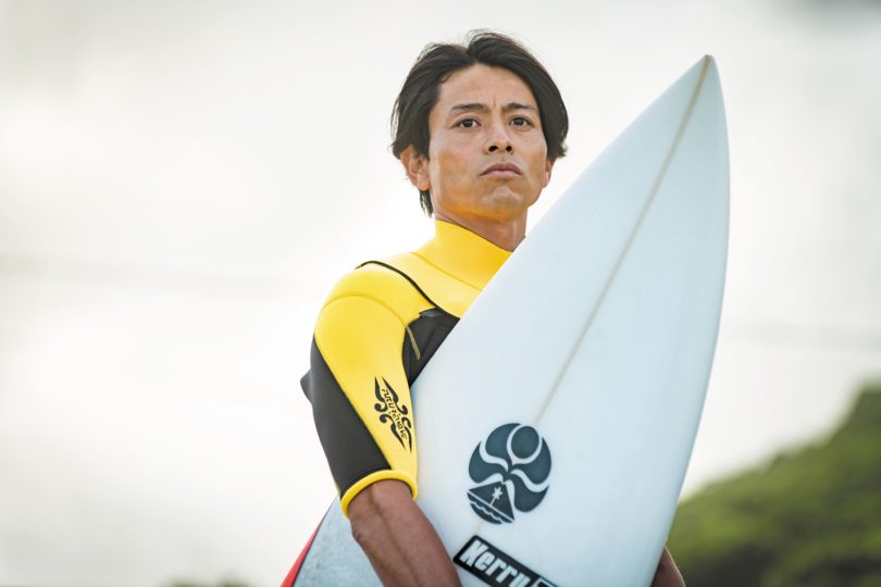 夢を諦めた主人公がサーフィンと人を通じて成長する姿