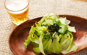 レタスのサラダとビール
