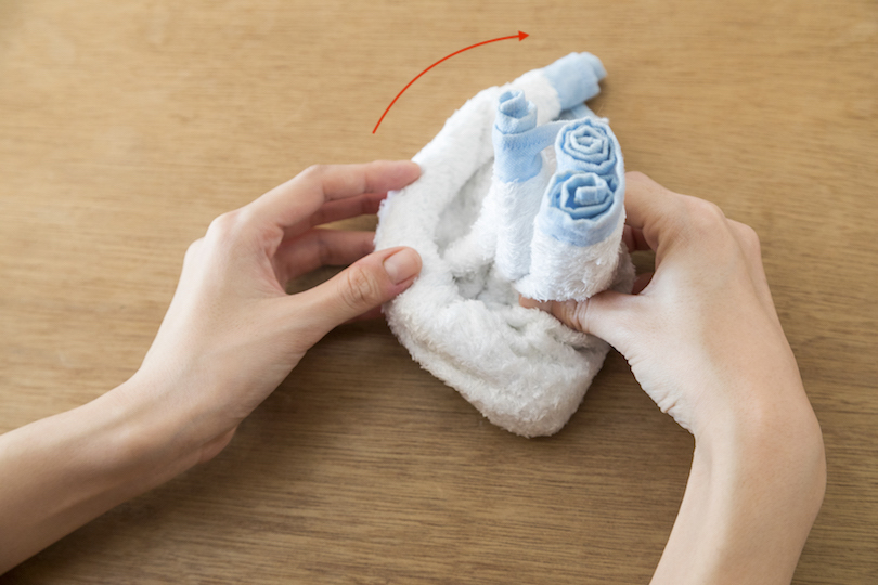 点線で谷折りにし、下半分を沈ませる