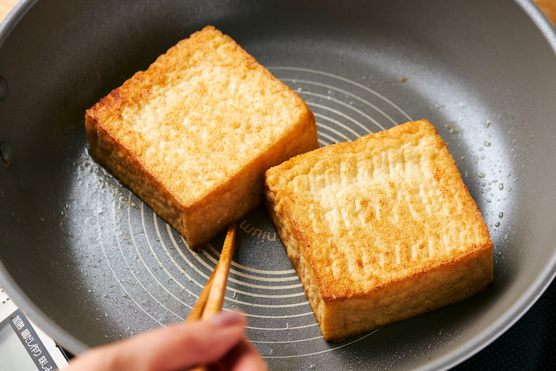 厚あげをバターで両面こんがりするまで焼く