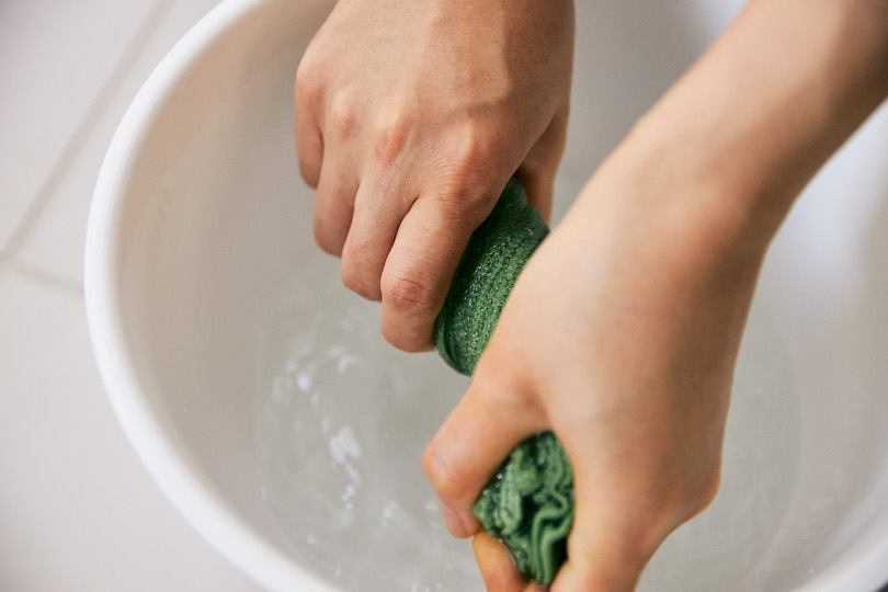 タオルを、ぬるま湯でキツめに絞ります。