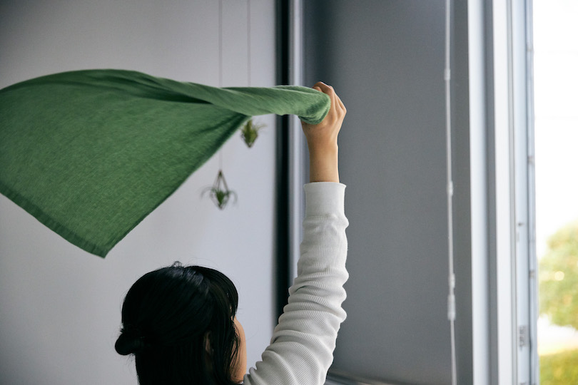 部屋を換気しながら、タオルをぐるぐる振り回します。
