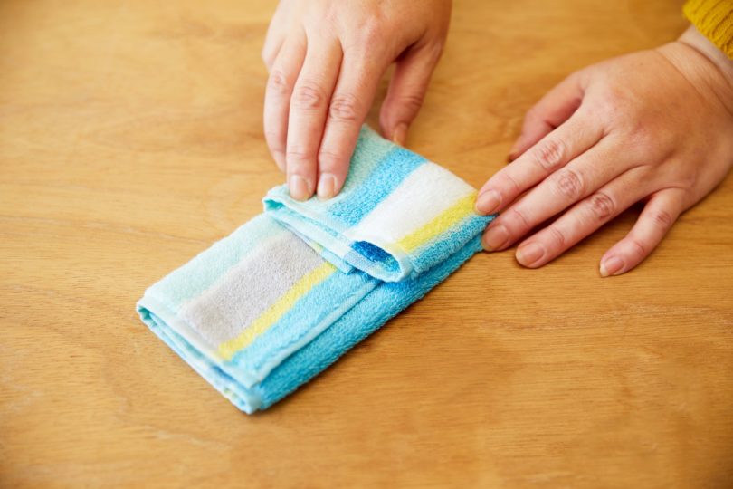 三つ折りにし、さらに長辺を三つ折りにする。