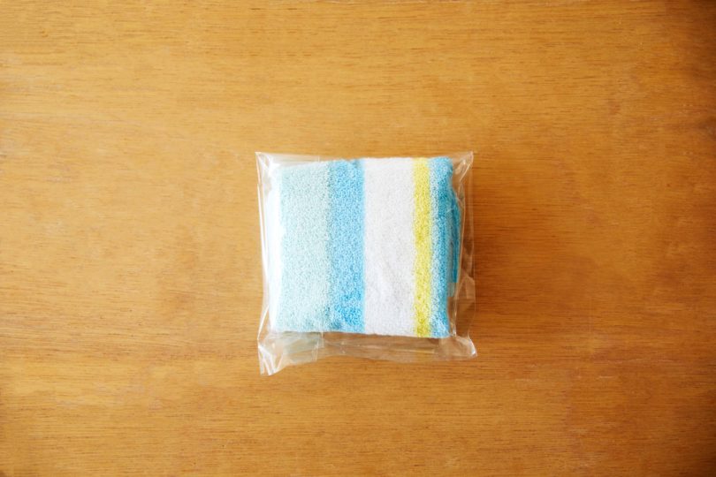 OPP袋に詰め、袋に隙間ができないようにピタッと口を閉じる。