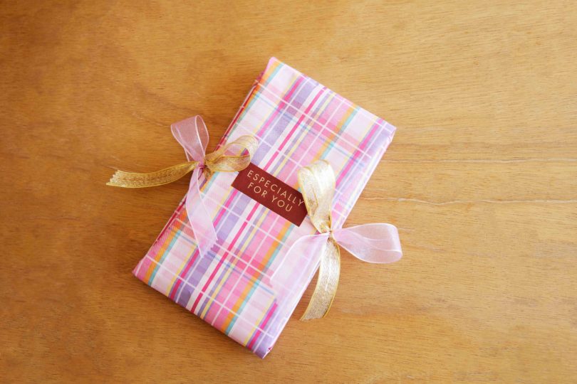 もう片方も蝶結びにすれば、シンプルなのに華やかなラッピングのできあがり！