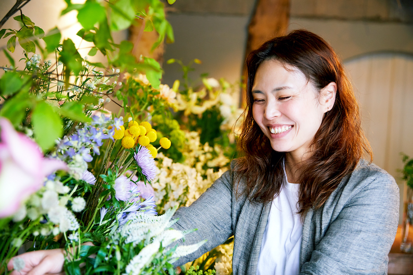 花瓶のサイズ感や、家の中でどんな場所に花を飾るのかを確認しながら一緒に選べます。