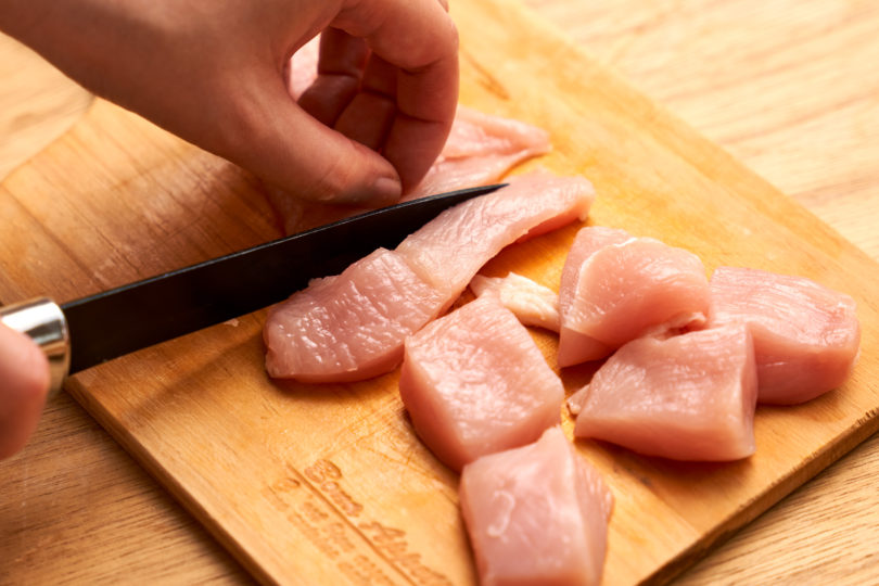 鶏むね肉を薄切りにする