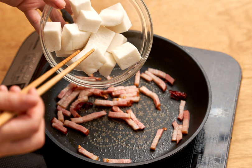 オリーブオイルで全ての食材を炒める