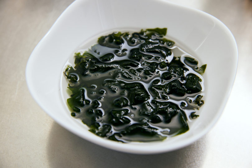 乾燥ワカメを水で戻す