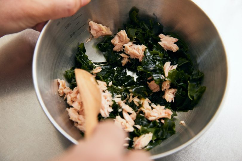 油をきったツナ缶・めんつゆ・ごま油・酢と混ぜる