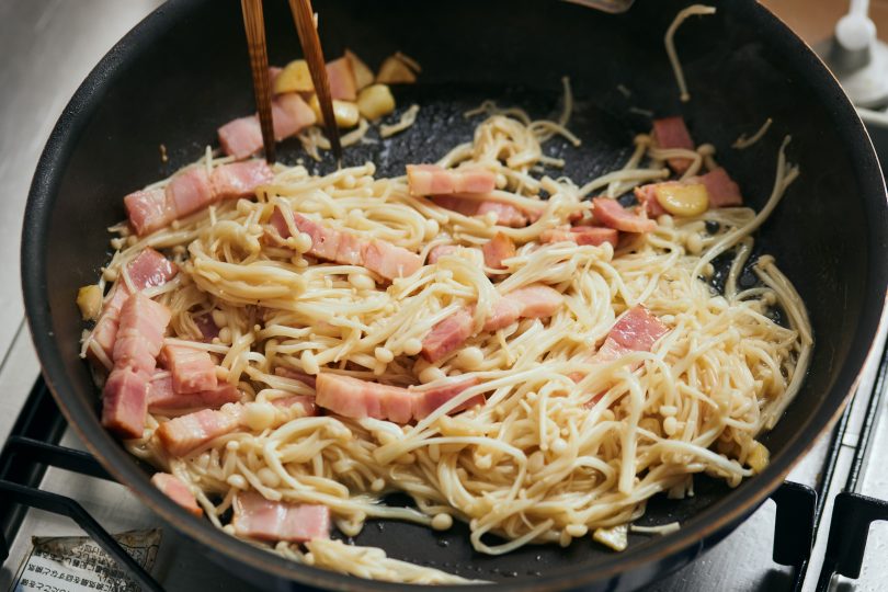 ほぐしたえのきと、めんつゆを入れる。