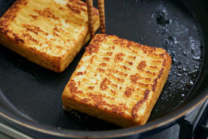 厚揚げをフライパンで焼く