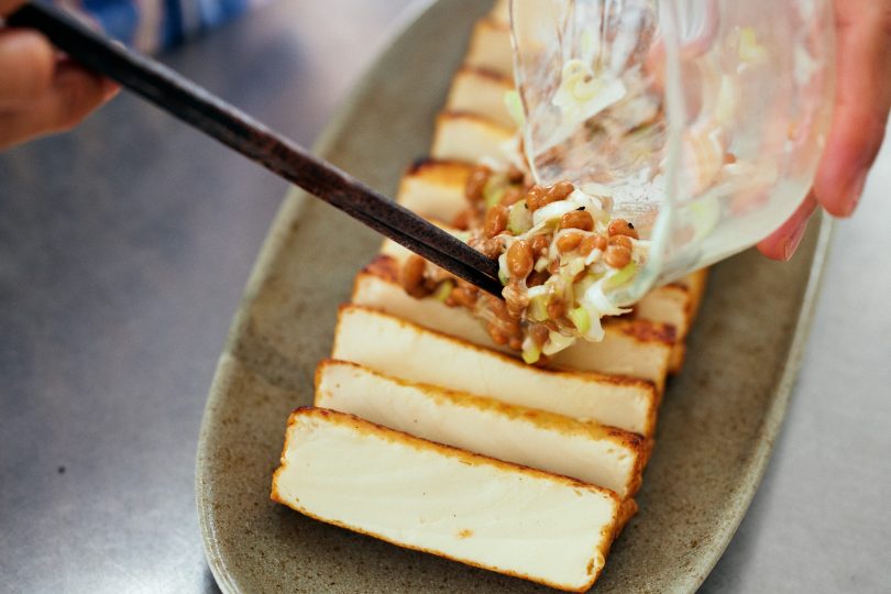 厚揚げをお皿に盛り、納豆をかける