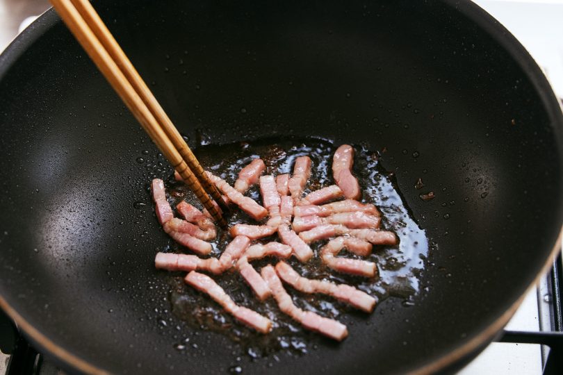 オリーブオイルで細切りにしたベーコンを炒める。