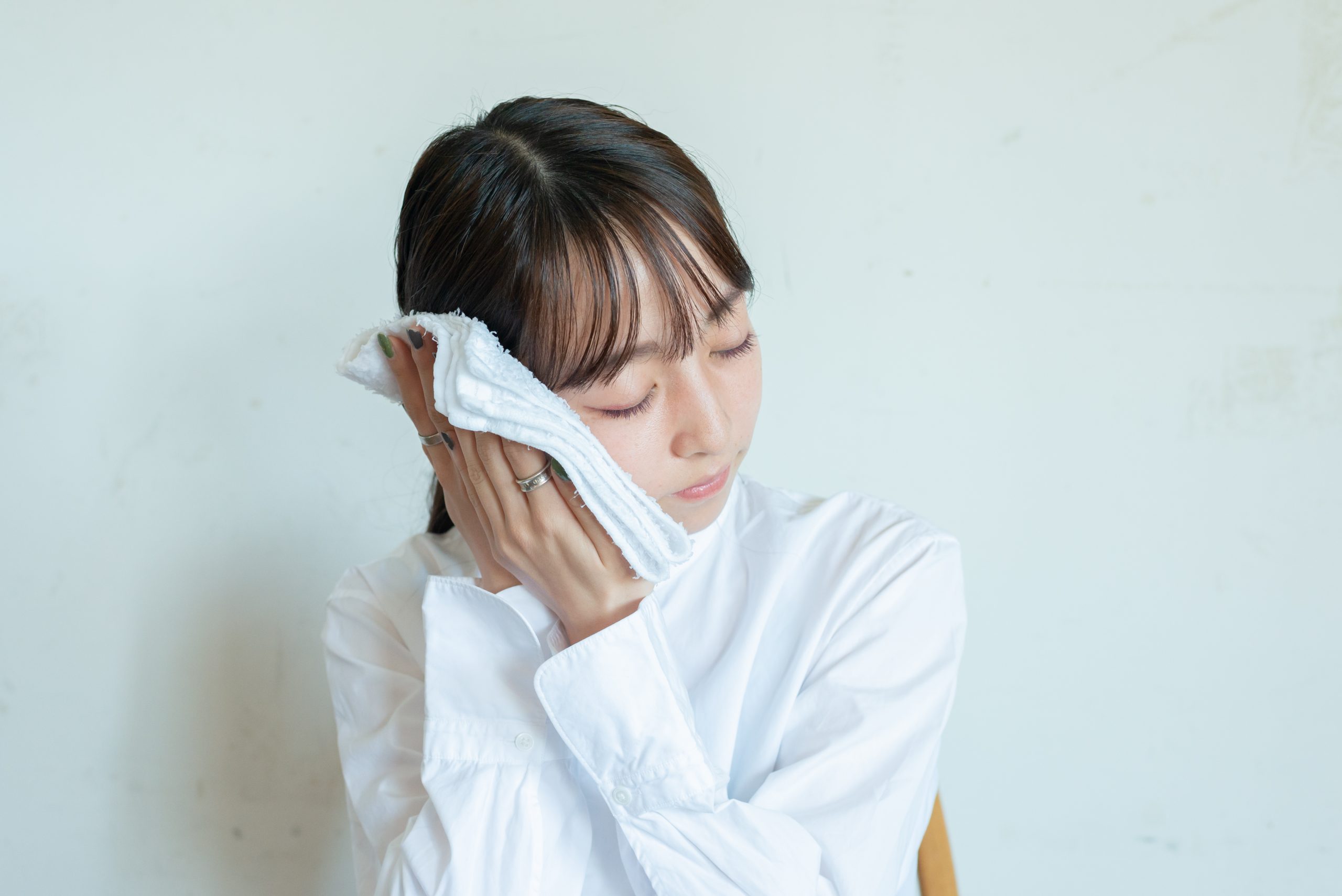 耳を倒すように蒸しタオルを当て、耳の裏側を5～6分ほど温める。