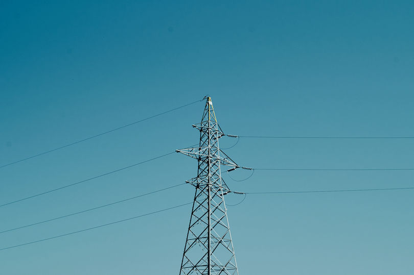 青空に電気送電線