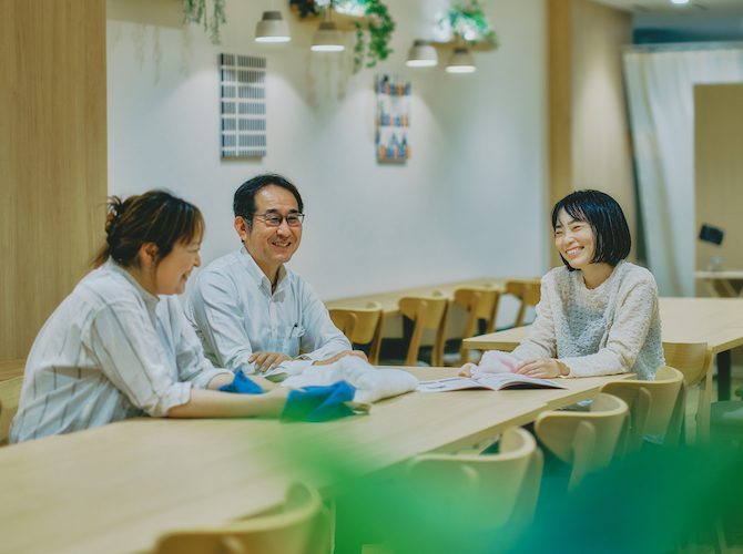 安藤咲(左)、三田村哲也(中央)、銭岡幸奈(右)