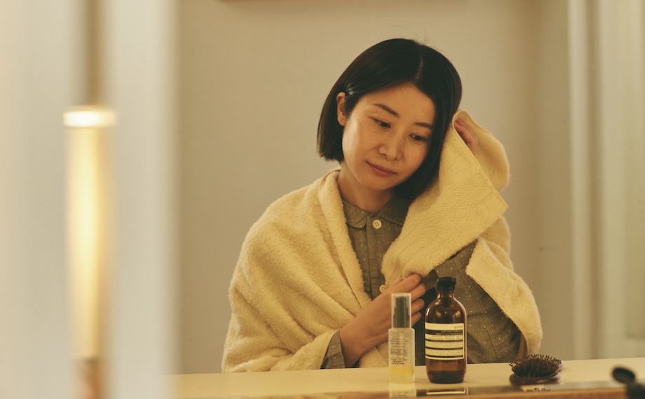 髪を乾かす女性