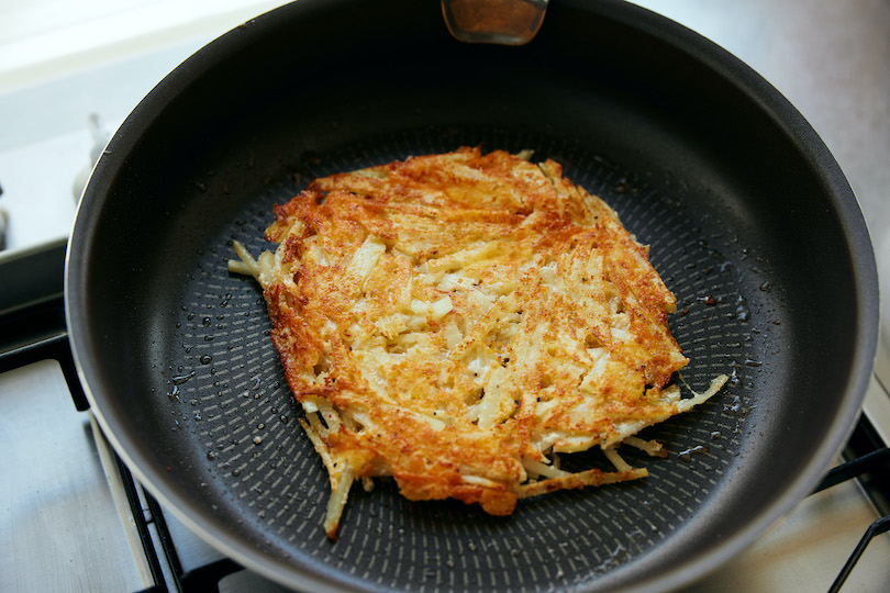 フライパンにバターを敷き、中火で焼く。