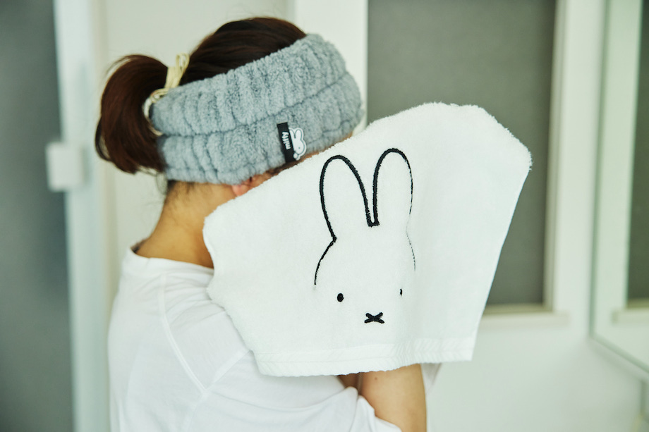 ヘアバンドで髪を留める女性