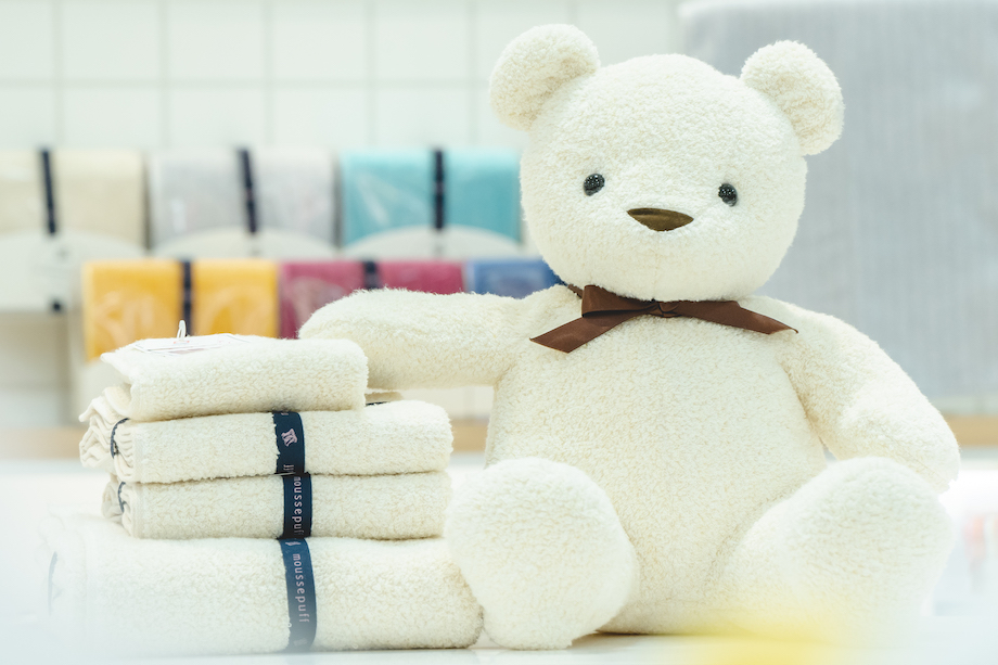 クマのぬいぐるみとタオル