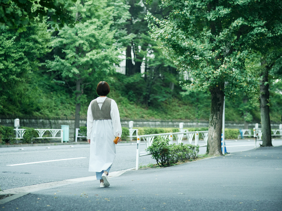 道を歩く女性