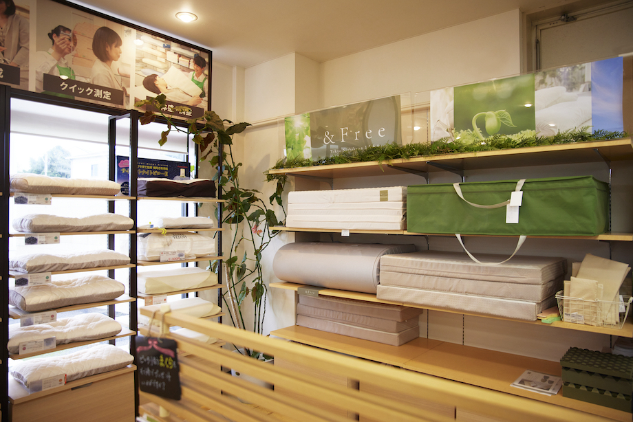 寝具が並ぶ店内