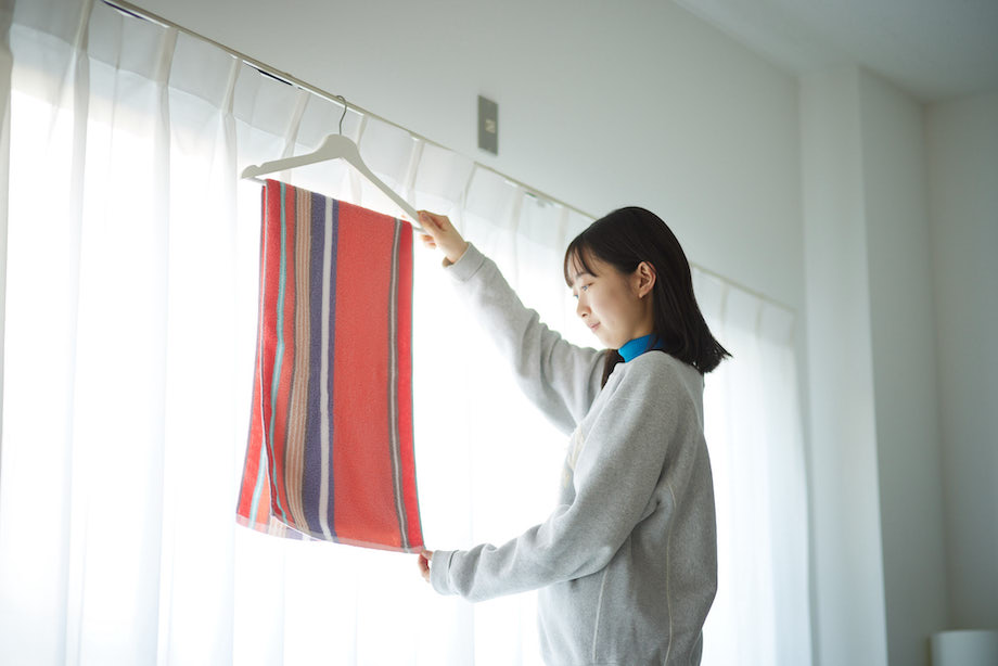 スマートバスをハンガーにかける女性